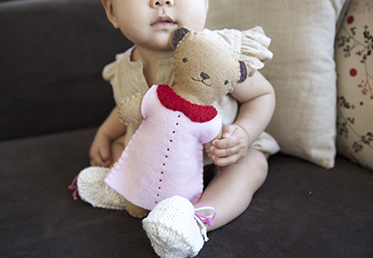 Kata Golda teaches you to make this cuddly bear using wool felt and a few easy stitches,  and tips for freehand stitching faces and letters.