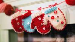 Holiday Mitten Garland