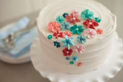 Emily Tatak of Wilton will show you how to make royal icing from scratch and use a variety of decorating tips in the cake decorating class. In this baking class you'll decorate your cake with flowers, with buttercream swirl icing.