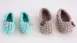 Wendy Bernard teaches you to make knitted slippers using bulky yarn and large knitting needles with a nubby Seed Stitch pattern and a button accent. This knitting project is great for beginning knitters who want to practice shaping and stitch patterns.
