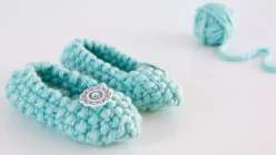 Wendy Bernard teaches you to make knitted slippers using bulky yarn and large knitting needles with a nubby Seed Stitch pattern and a button accent. This knitting project is great for beginning knitters who want to practice shaping and stitch patterns.
