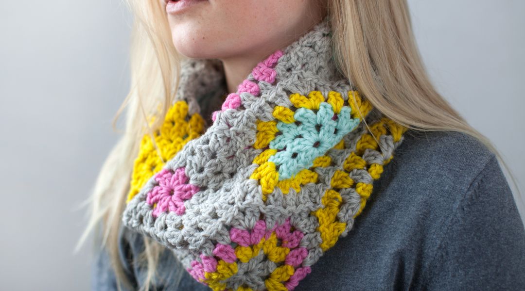 Cal Patch teaches you to work a hexagon in multiple colors, as well as her favorite way to join them as you work. Crochet up a small stack and you’ll be ready to create this fresh hexi cowl in a modern colorway. - Creativebug