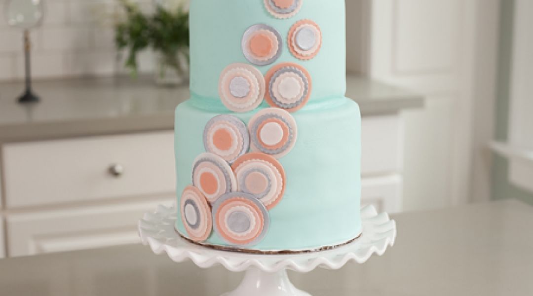 The Wilton Method of Cake Decorating: Fondant Tiered Cake with Metallic Circles