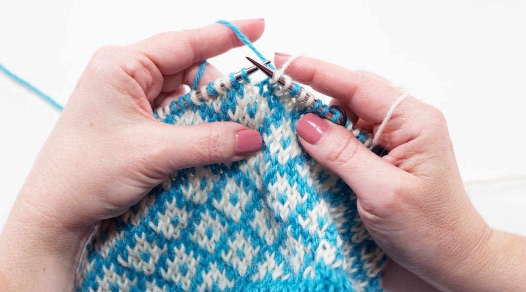 DIY 5 Minutes Finger Knit Bracelet with Yarn - The Crafting Nook