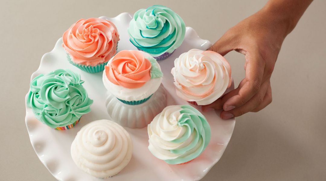The Wilton Method of Cake Decorating Cupcakes by Wilton Instructors