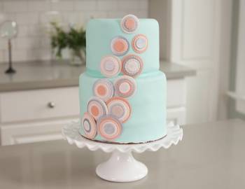 The Wilton Method of Cake Decorating: Fondant Tiered Cake with Metallic Circles