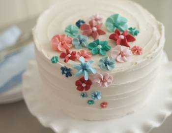 The Wilton Method of Cake Decorating: Easy Royal Icing Flower Cake